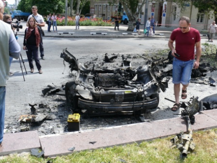 Фото с места событий взрыв авто у здания ОГА Донецк 12.06.14
