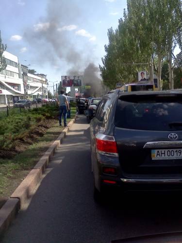 Горит автомобиль на улице Артема в Донецке